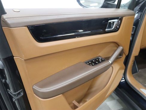 Used 2019 Porsche Cayenne AWD/4WD image 16