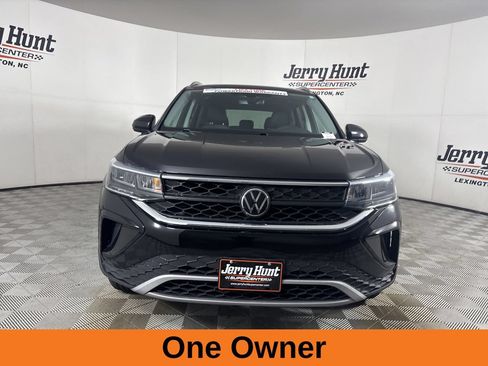 Used 2023 Volkswagen Taos SE w/ Panoramic Sunroof Package AWD/4WD image 3