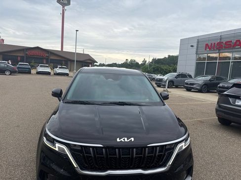 Used 2022 Kia Carnival LX FWD image 2