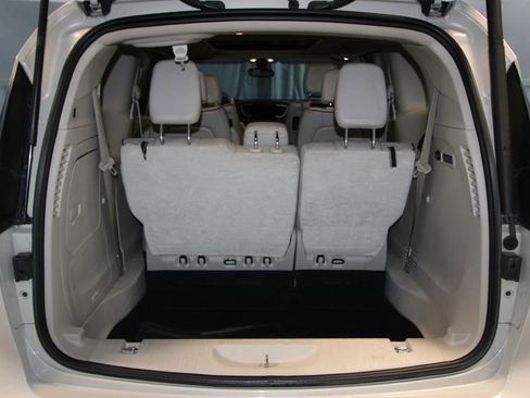 Used 2017 Chrysler Pacifica Limited w/ UConnect Theater Package image 38