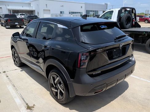 Used 2025 Nissan Kicks SV w/ Charging Package FWD image 4