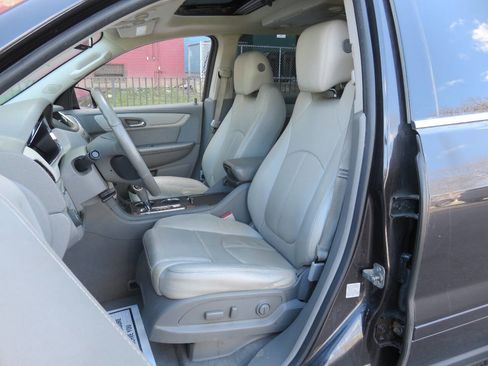 Used 2017 Chevrolet Traverse LT image 10