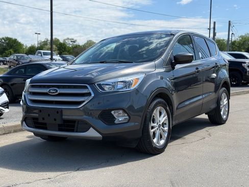 Used 2019 Ford Escape SE FWD image 2