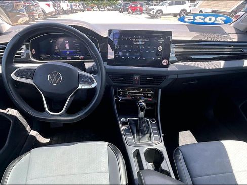 Used 2025 Volkswagen Jetta SE FWD image 7