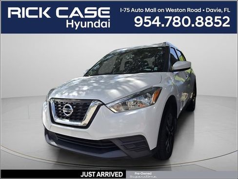 Used 2019 Nissan Kicks SV FWD image 1
