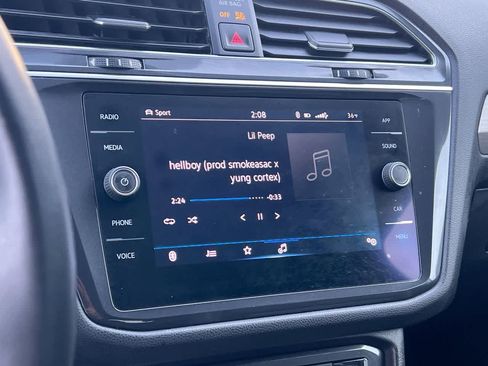 Used 2021 Volkswagen Tiguan SE image 16