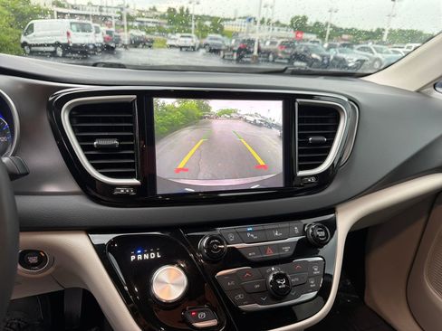 Used 2023 Chrysler Pacifica Touring-L FWD image 14