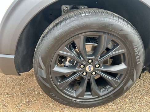 Used 2022 Ford Explorer XLT w/ Equipment Group 202A image 8