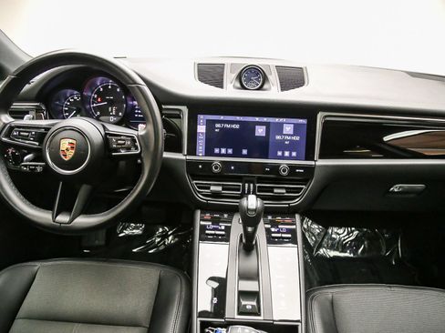 Certified 2024 Porsche Macan AWD/4WD image 16
