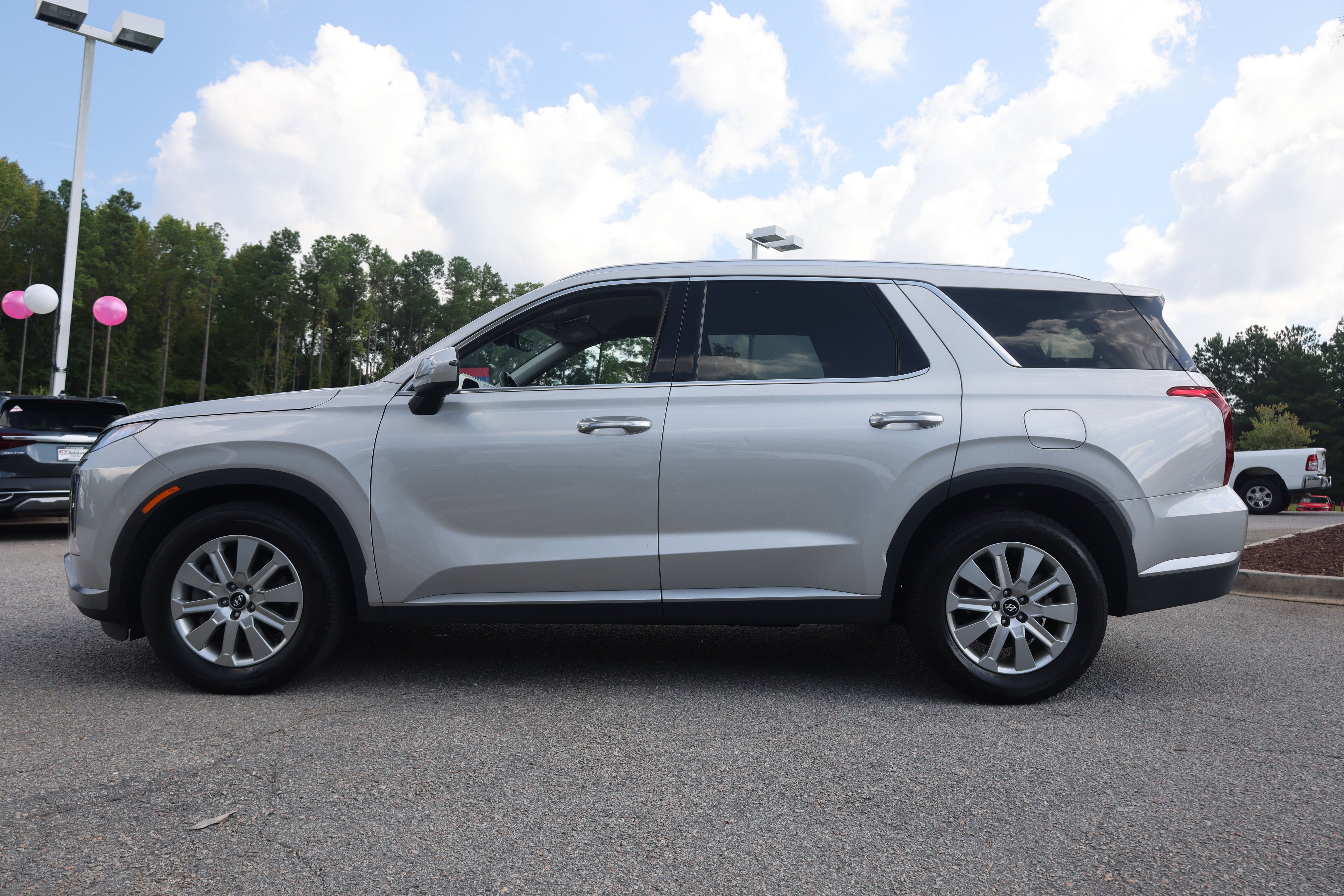 Used 2024 Hyundai Palisade SEL FWD image 2