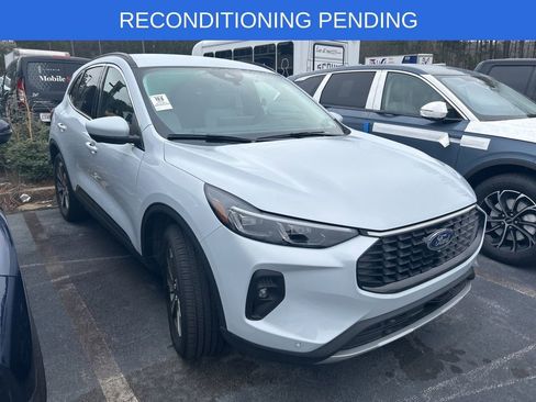 Used 2025 Ford Escape Platinum w/ Premium Technology Package image 2