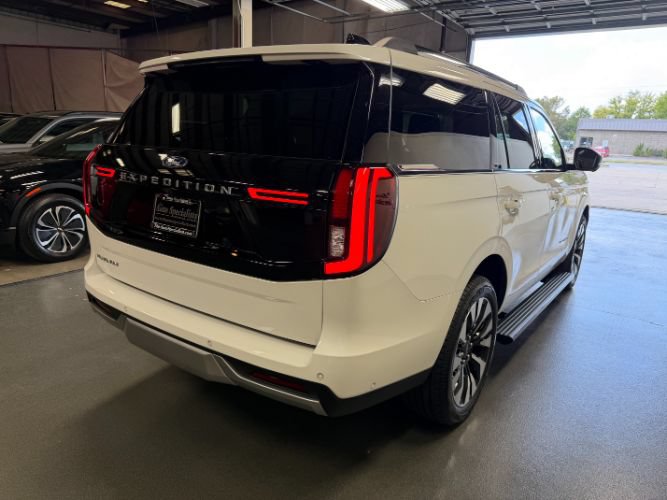 Used 2025 Ford Expedition Platinum w/ Driver's Package AWD/4WD image 5