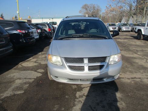 Used 2004 Dodge Caravan SXT w/ Popular Equipment Group image 2