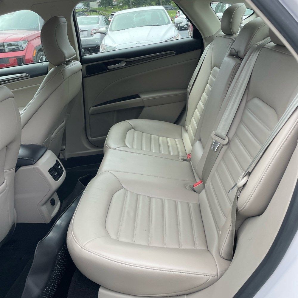 Used 2017 Ford Fusion SE w/ Fusion SE Technology Package FWD image 11
