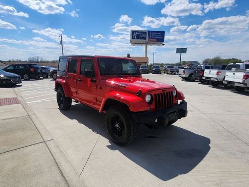Used 2017 Jeep Wrangler Unlimited Sahara AWD/4WD image 8