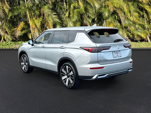 New 2026 Mitsubishi Outlander SE image 3