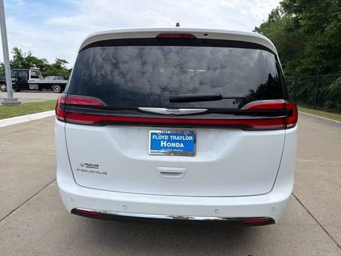 Used 2023 Chrysler Pacifica Touring-L FWD image 4