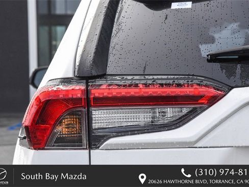 Used 2021 Toyota RAV4 LE image 8