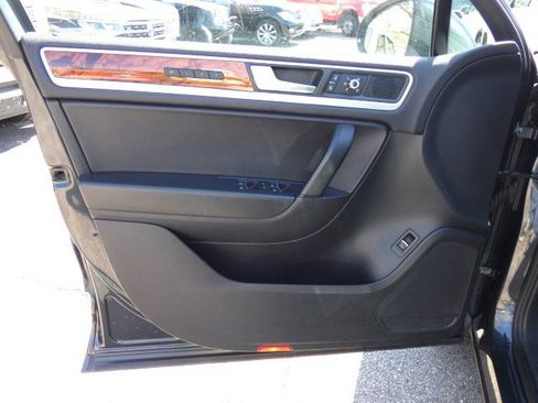 Used 2012 Volkswagen Touareg Executive image 9