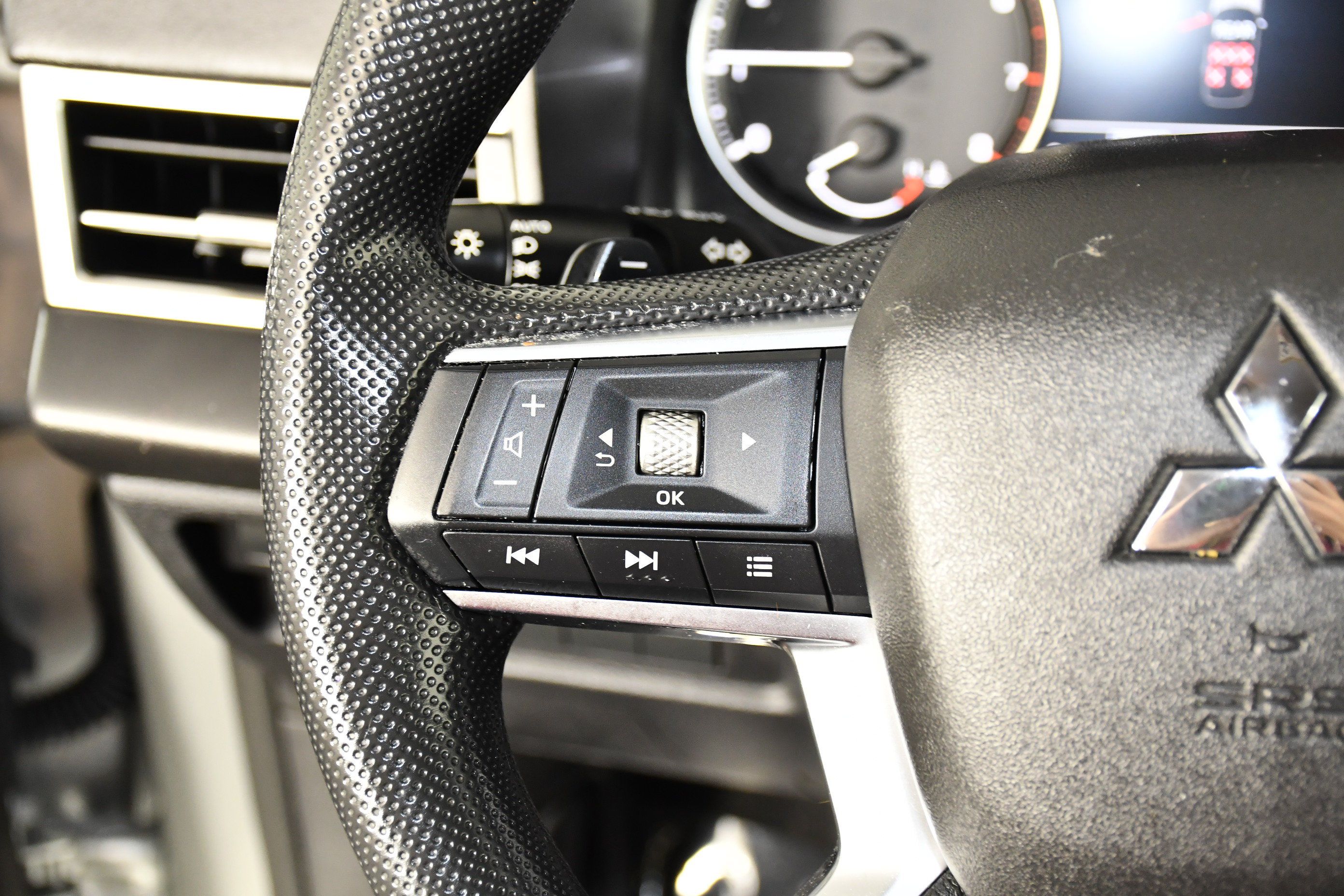 Used 2025 Mitsubishi Outlander ES FWD image 12