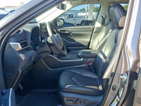 Used 2023 Toyota Highlander XLE AWD/4WD image 11