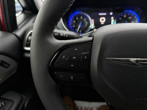 Used 2025 Chrysler Pacifica Limited image 33