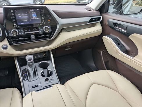 Used 2022 Toyota Highlander XLE image 19