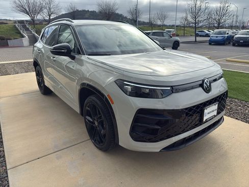 New 2026 Volkswagen Tiguan SE R-Line image 3