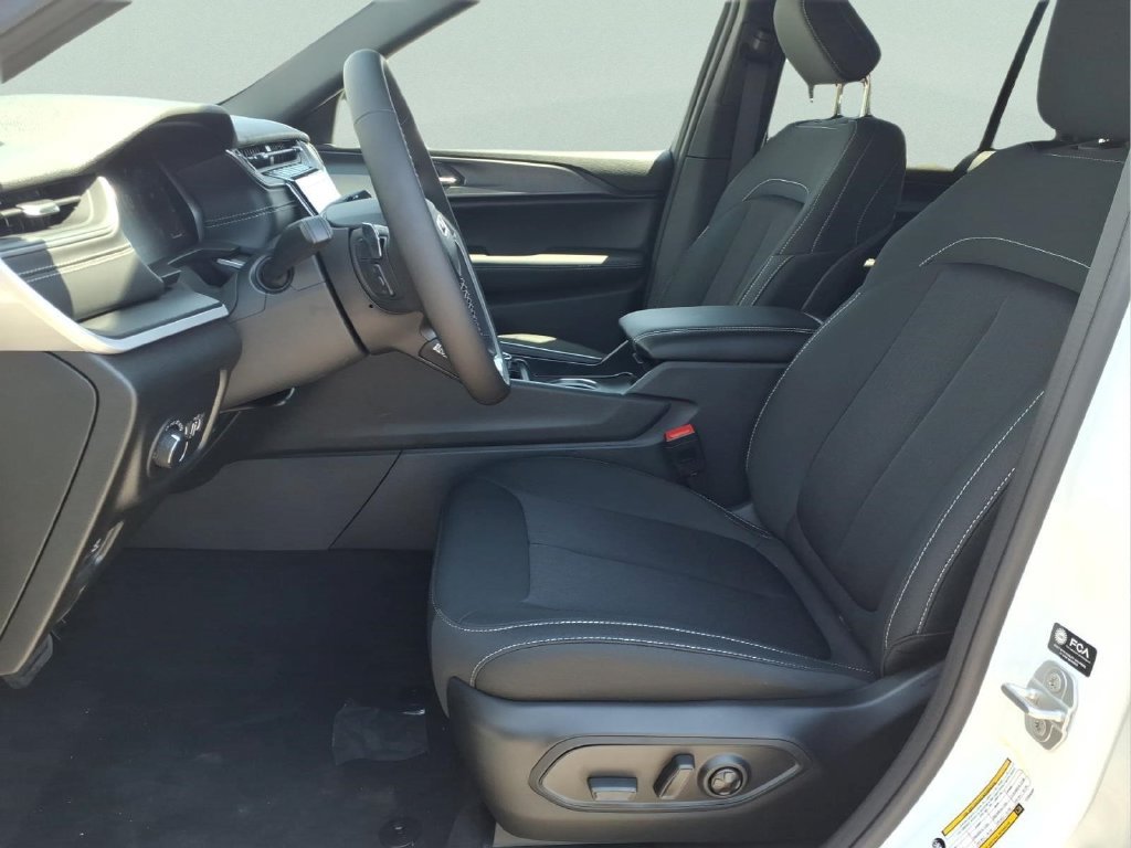 New 2026 Jeep Grand Cherokee Laredo AWD/4WD image 9