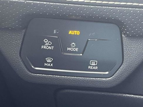 Used 2025 Volkswagen Atlas Cross Sport SE FWD image 32