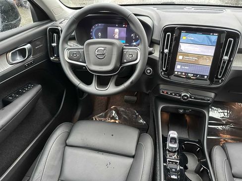 Used 2025 Volvo XC40 B5 Ultra w/ Climate Package image 17