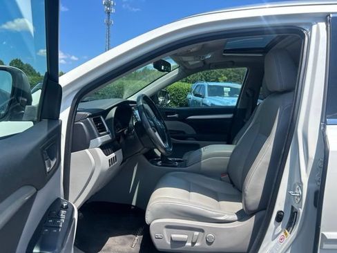 Used 2014 Toyota Highlander XLE AWD/4WD image 15
