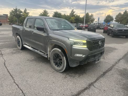 Used 2023 Nissan Frontier SV w/ Midnight Edition Package AWD/4WD image 3