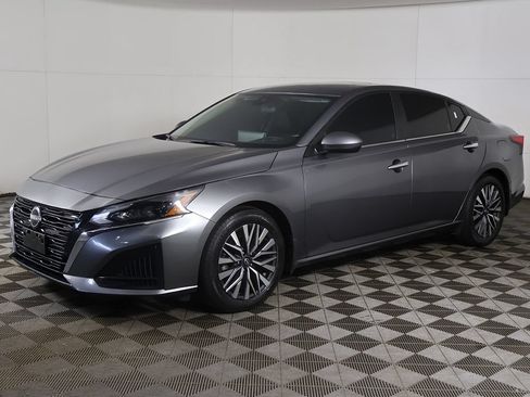 Used 2023 Nissan Altima 2.5 SV w/ SV Premium Package FWD image 9