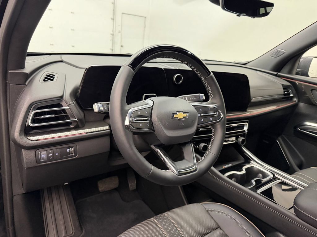 Used 2025 Chevrolet Traverse High Country FWD image 4