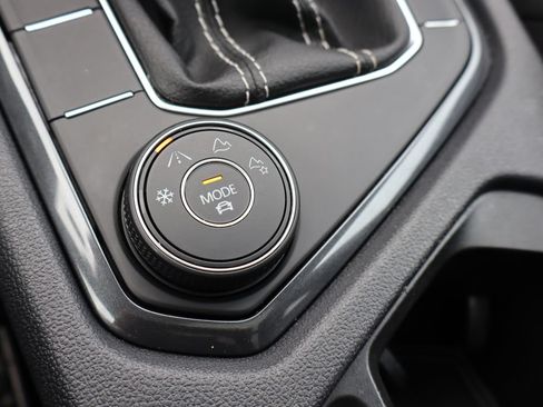 Used 2022 Volkswagen Tiguan SE AWD/4WD image 10