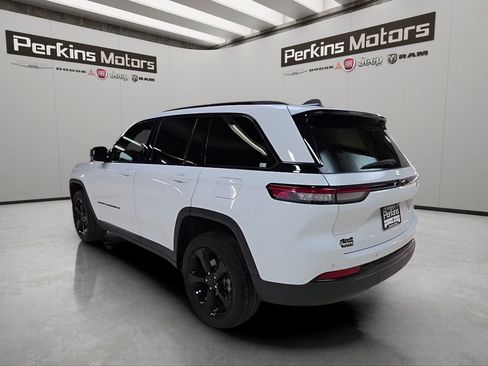 Used 2023 Jeep Grand Cherokee Altitude image 3