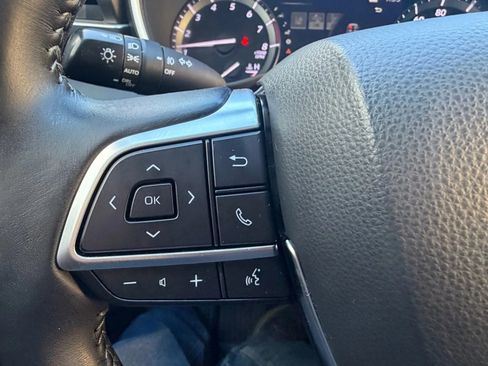 Used 2020 Toyota Highlander XLE image 12