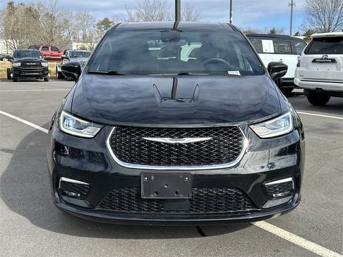 Used 2025 Chrysler Pacifica Select image 8