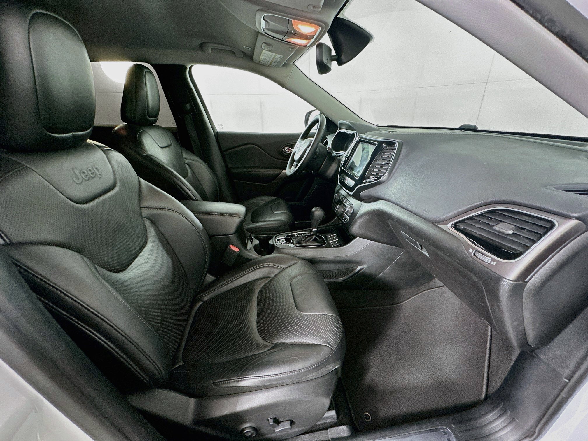Used 2019 Jeep Cherokee Limited FWD image 30