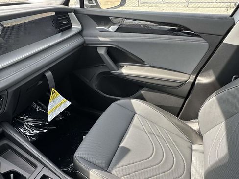 New 2025 Volkswagen Tiguan SE image 25