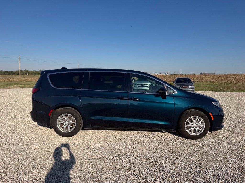 Used 2025 Chrysler Pacifica Select FWD image 2