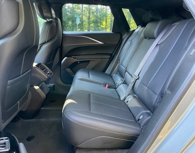 Used 2024 Cadillac Lyriq Luxury AWD/4WD image 16