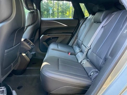 Used 2024 Cadillac Lyriq Luxury AWD/4WD image 16