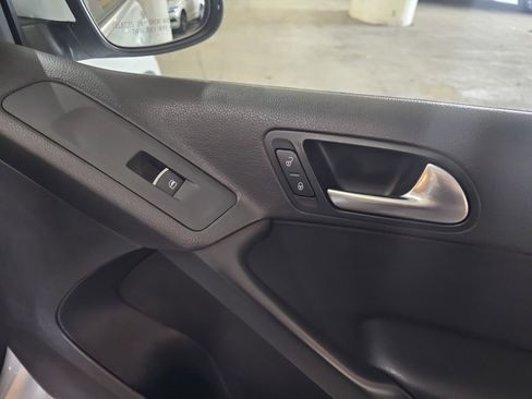 Used 2016 Volkswagen Tiguan SE image 12