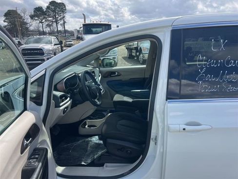 Used 2022 Chrysler Voyager LX image 6