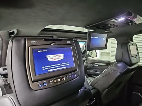 Used 2019 Cadillac Escalade ESV Platinum image 32