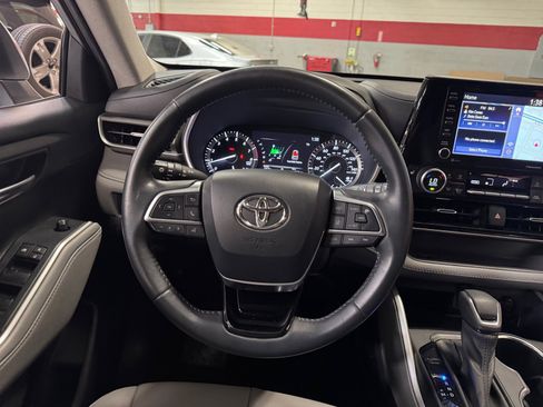 Used 2021 Toyota Highlander XLE FWD image 9