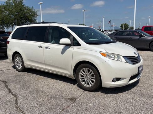 Used 2015 Toyota Sienna XLE w/ XLE Navigation Package FWD image 9