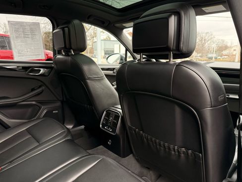 Used 2022 Porsche Macan image 31
